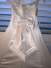 Load image into Gallery viewer, Mori Lee &#39;Off The Shoulder&#39; size 4 used wedding dress back view close up
