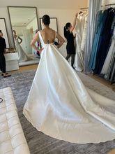 Load image into Gallery viewer, Pronovias &#39;Stellar&#39; wedding dress size-06 SAMPLE
