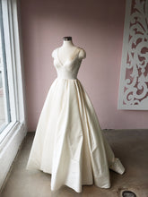 Load image into Gallery viewer, Mon Cherie &#39;Laine Berry&#39; size 4 new wedding dress front view on mannequin
