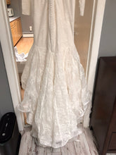 Load image into Gallery viewer, Zac Posen &#39;Lace&#39; size 6 used wedding dress view of hem
