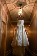 Load image into Gallery viewer, Reem Acra &#39;Classic - Reem Acra - Nearly Newlywed Bridal Boutique - 1
