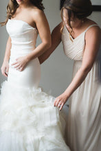 Load image into Gallery viewer, Vera Wang &#39;Kathleen&#39; size 0 used wedding dress side view on bride
