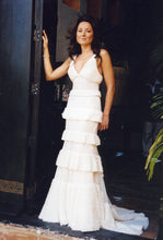 Load image into Gallery viewer, Vera Wang &#39;Unique Ruffled Tiered Mermaid 12164B&#39;
