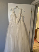 Load image into Gallery viewer, David&#39;s Bridal &#39;Ivory V Neck&#39;
