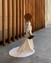 Load image into Gallery viewer, Carolina Herrera &#39;Faye&#39; size 0 used wedding dress side view on mannequin
