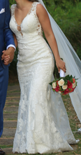 Load image into Gallery viewer, Allure Bridals &#39;9409&#39; wedding dress size-06 PREOWNED
