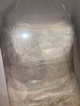 Load image into Gallery viewer, Oleg Cassini &#39;8cwg594&#39; wedding dress size-16 PREOWNED
