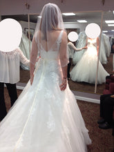 Load image into Gallery viewer, Pronovias &#39;Lauris &#39; wedding dress size-06 PREOWNED

