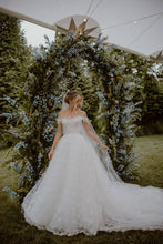 Load image into Gallery viewer, Monique Lhuillier &#39;Regency&#39; wedding dress size-00 PREOWNED
