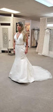 Load image into Gallery viewer, Private Collection &#39;N/A&#39; wedding dress size-04 NEW
