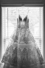 Load image into Gallery viewer, Allure Bridals &#39;9400&#39; wedding dress size-00 PREOWNED
