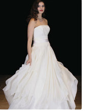 Load image into Gallery viewer, Renella De Fina &quot;Catherine&quot; - Renella de fina - Nearly Newlywed Bridal Boutique - 1
