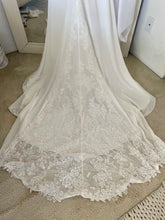 Load image into Gallery viewer, Angel Rivera &#39;Dawn (Kinsley James exclusive)&#39; wedding dress size-04 PREOWNED
