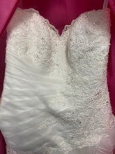 Load image into Gallery viewer, Alfred Angelo &#39;2123&#39; wedding dress size-04 PREOWNED
