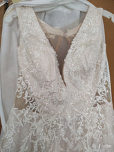 Load image into Gallery viewer, David&#39;s Bridal &#39;SWG722 IVYCHAM&#39; wedding dress size-12 NEW

