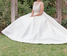 Load image into Gallery viewer, Lazaro &#39;3658&#39; wedding dress size-08 PREOWNED
