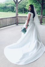 Load image into Gallery viewer, Aire Barcelona &#39;0F0174948&#39; size 6 used wedding dress side view on bride
