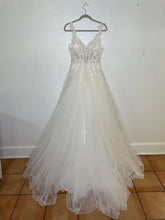 Load image into Gallery viewer,  &#39;Princess&#39; wedding dress size-06 NEW
