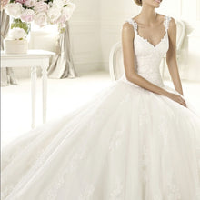 Load image into Gallery viewer, Pronovias &#39;Uri&#39; size 6 new wedding dress front view on model
