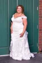 Load image into Gallery viewer, Allure &#39;3375L&#39; wedding dress size-16 PREOWNED
