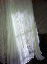 Load image into Gallery viewer, Ann Taylor &#39;0&#39; wedding dress size-00 PREOWNED
