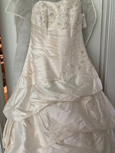 Load image into Gallery viewer, AngelinA faccenda &#39;1036&#39; wedding dress size-14 NEW
