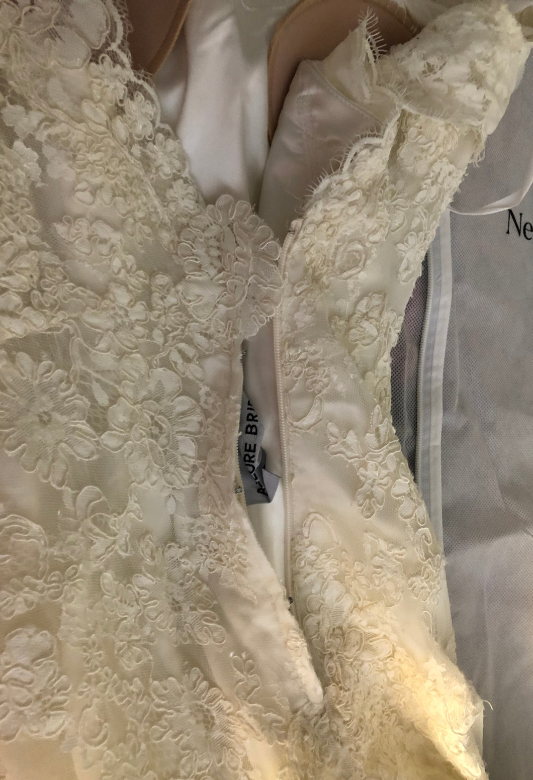 Allure Bridals 'Allure Bridals 9000' wedding dress size-06 PREOWNED
