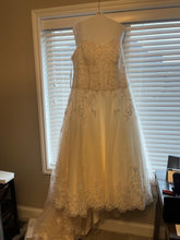 Load image into Gallery viewer, Jewel &#39;V3836&#39; wedding dress size-24W PREOWNED

