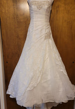 Load image into Gallery viewer, Davids Bridal &#39;YP3344&#39; wedding dress size-04 PREOWNED
