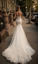 Load image into Gallery viewer, Berta &#39;17&#39; size 6 used wedding dress back view on model
