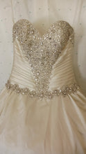 Load image into Gallery viewer, Allure &#39;C240&#39; wedding dress size-10 PREOWNED
