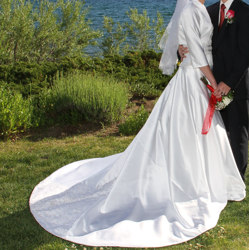 Oleg Cassini 'CWG357WHITE' wedding dress size-06 PREOWNED