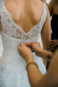 Justin Alexander ' 8630' size 4 used wedding dress back view on bride
