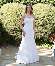 Load image into Gallery viewer, Lea Ann Belter &#39;Custom Classic&#39; size 6 used wedding dress front view on bride
