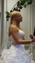 Load image into Gallery viewer, David&#39;s &#39;Signature&#39; size 6 used wedding dress side view on bride
