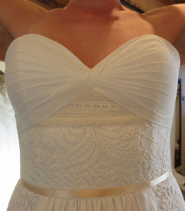Heidi Elnora 'Andy Darling' size 12  used wedding dress close up on bride