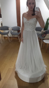 Watters 'Della' size 0 new wedding dress front view on bride