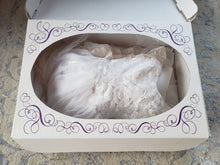 Load image into Gallery viewer, Custom &#39;Georgette of Boston&#39; size 6 used wedding dress view in box
