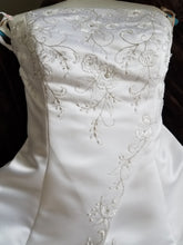 Load image into Gallery viewer, Jasmine &#39;Satin&#39; size 4 used wedding dress front view 
