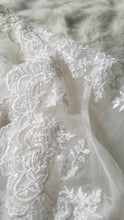 Load image into Gallery viewer, David&#39;s Bridal &#39;Ivory Ballgown&#39; size 18 used wedding dress view of lace
