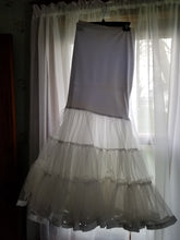Load image into Gallery viewer, Alfred Angelo &#39;2547&#39; size 14 used wedding dress view of petticoat
