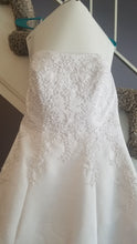 Load image into Gallery viewer, David&#39;s Bridal &#39;Michelangelo V8377&#39; size 14 used wedding dress front view
