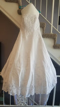 Load image into Gallery viewer, David&#39;s Bridal &#39;Michelangelo V8377&#39; size 14 used wedding dress front view
