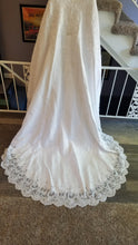 Load image into Gallery viewer, David&#39;s Bridal &#39;Michelangelo V8377&#39; size 14 used wedding dress view of train

