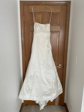 Load image into Gallery viewer, Vera Wang &#39;Marszczenie 11123&#39; wedding dress size-04 PREOWNED
