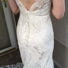 Load image into Gallery viewer, Allure Bridals &#39;8856&#39; size 2 new wedding dress back view close up
