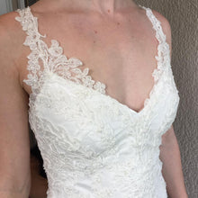Load image into Gallery viewer, Allure Bridals &#39;8856&#39; size 2 new wedding dress front view close up
