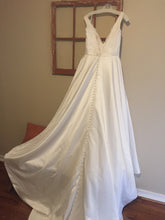 Load image into Gallery viewer, Essence of Australia &#39;1943&#39; size 12 new wedding dress back view on hanger
