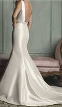 Load image into Gallery viewer, Allure &#39;Style #9106&#39; wedding dress size-06 PREOWNED
