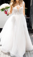 Load image into Gallery viewer, Kashi Couture &#39;Kashi Couture Custom&#39; wedding dress size-02 PREOWNED

